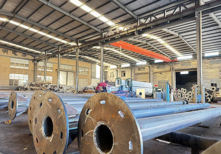 (Welding Workshop) : Specialized station for heavy-duty welding of base flanges, service doors, and structural reinforcements.