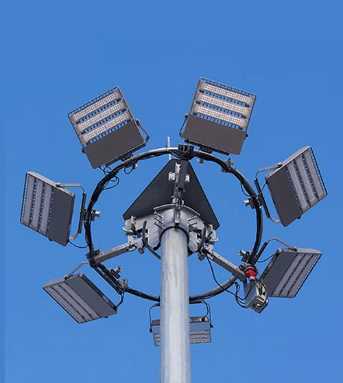 How does the lifting system of a high mast light work?