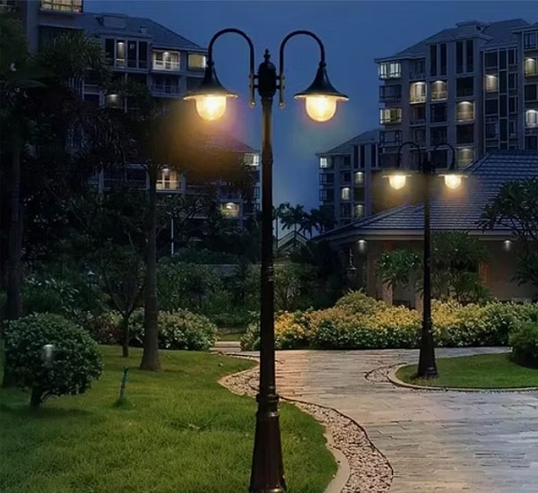 LED Garden Spike Light Kits for Landscapers.jpg