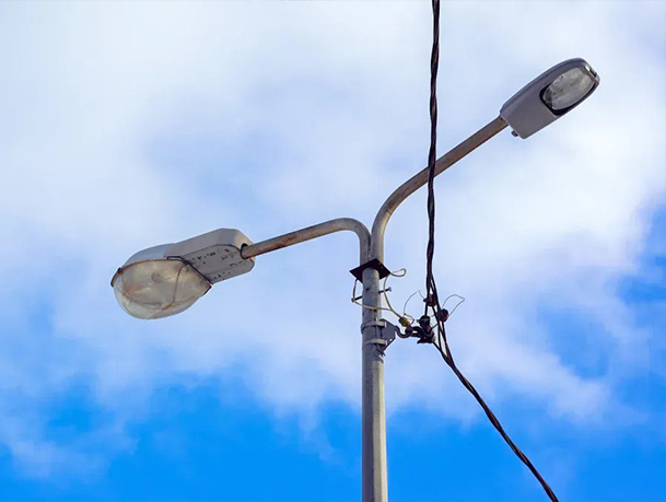 What Is the Difference Between High Mast Lights and Street Light Poles?