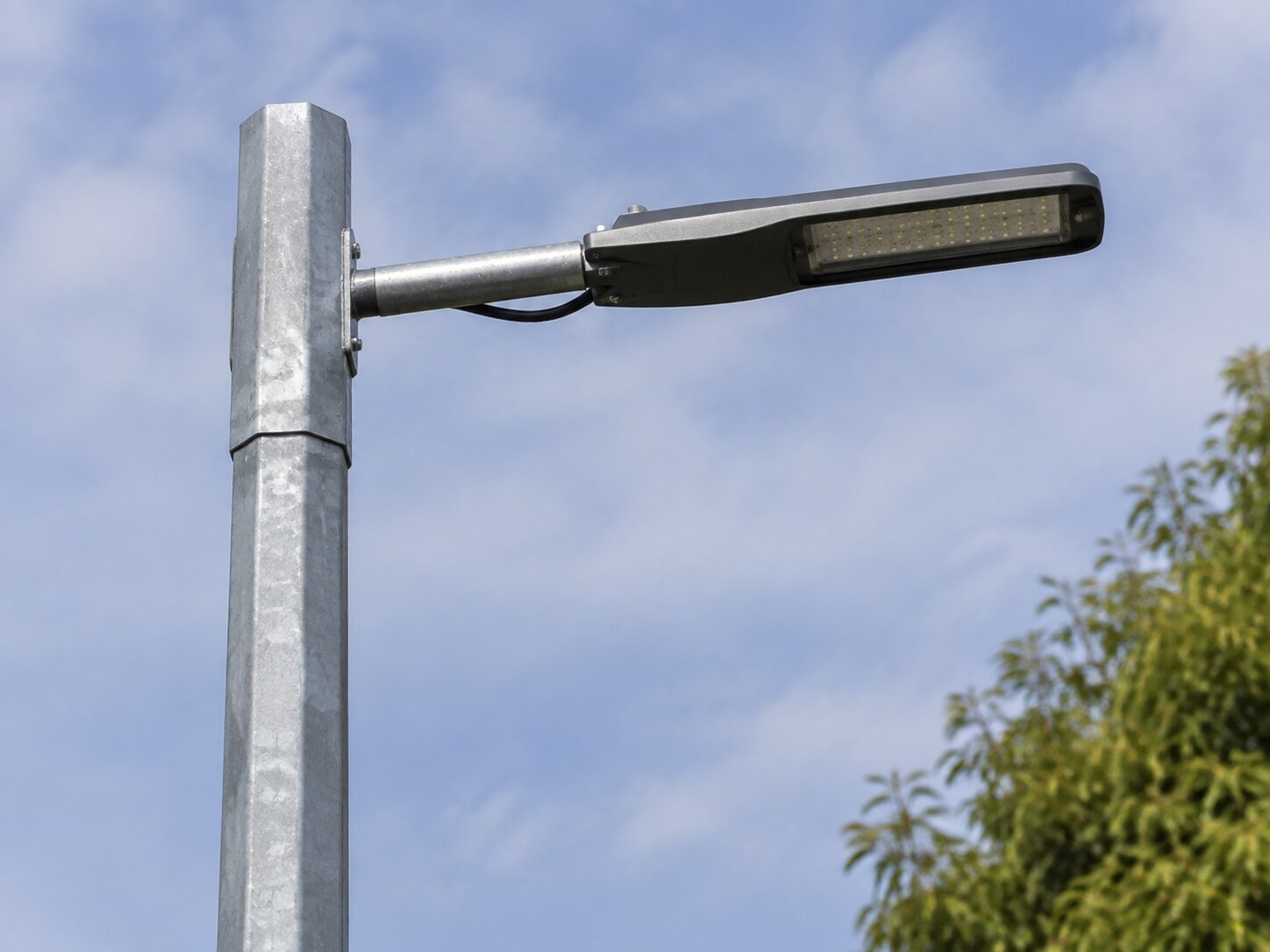 Straight-arm LED luminaire interface on an 8m galvanized street light pole